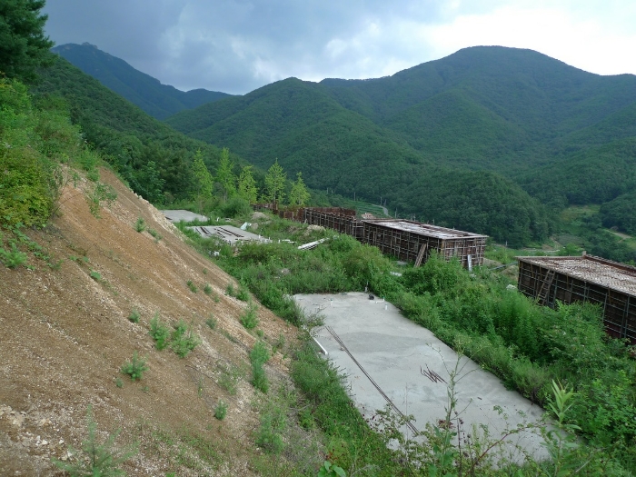 본건 지상 제시외구축물