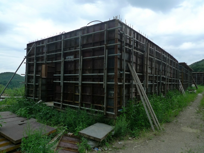 본건 지상 제시외구축물