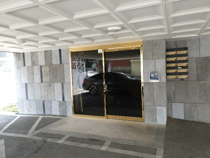 출입문 전경