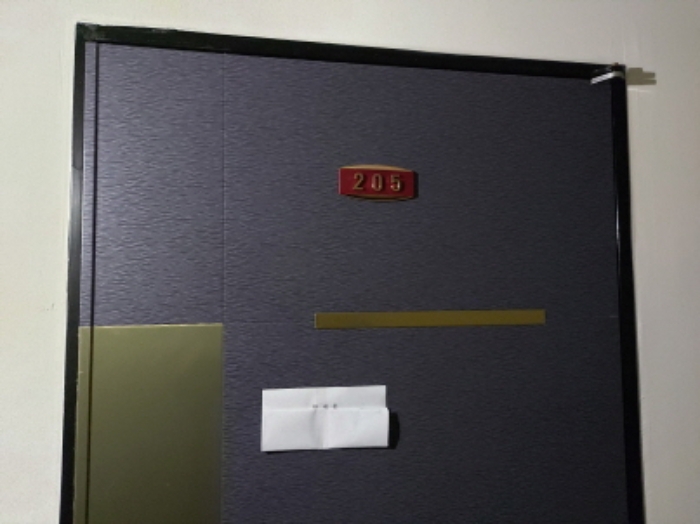 2층 205호 현관문 전경