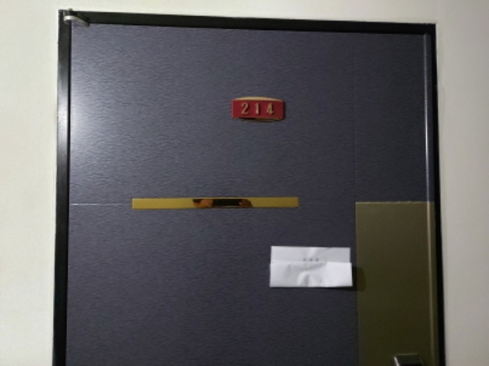 2층 214호 현관문 전경