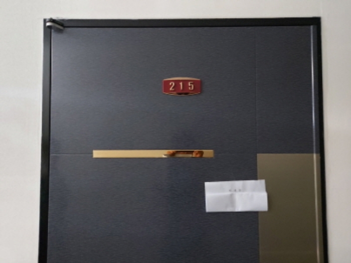 2층 215호 현관문 전경