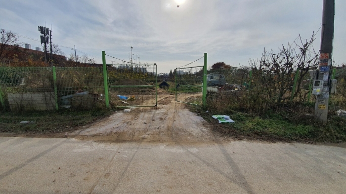 본건 주 출입구 전경