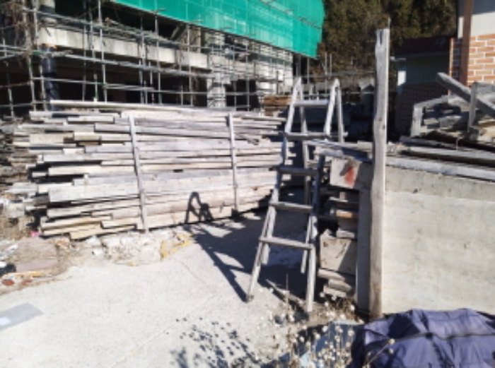 제시외 건물 앞 건축자재