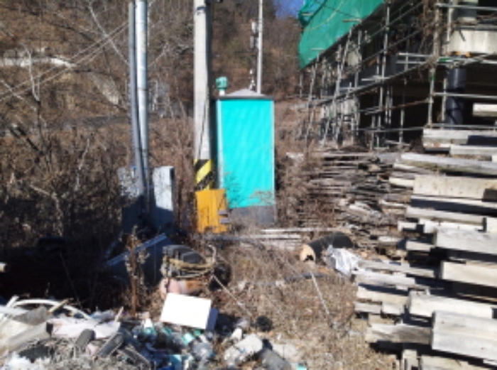 제시외 건물 앞 건축자재