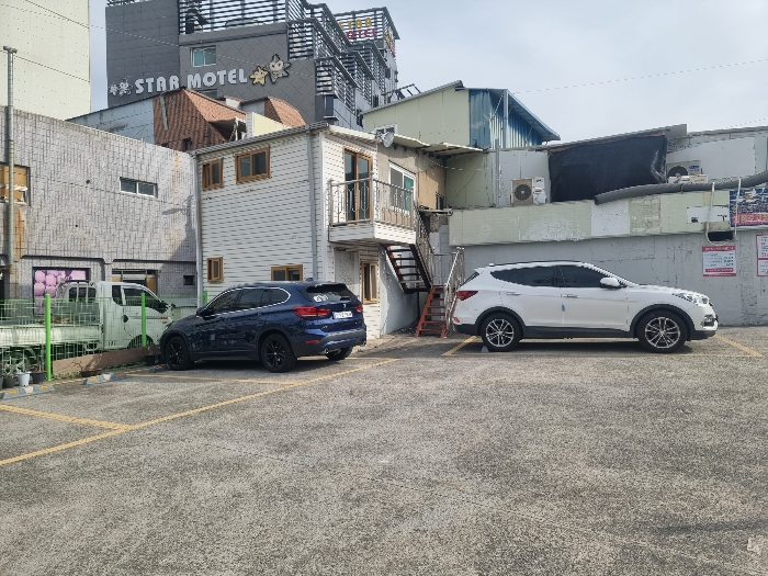 기호(10,13) 및 제시외건물(ㄱ) 전경(남서측에서 촬영)