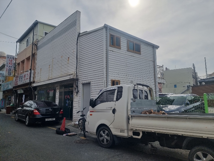 기호(12,13) 및 제시외건물(ㄱ) 전경(북서측에서 촬영)