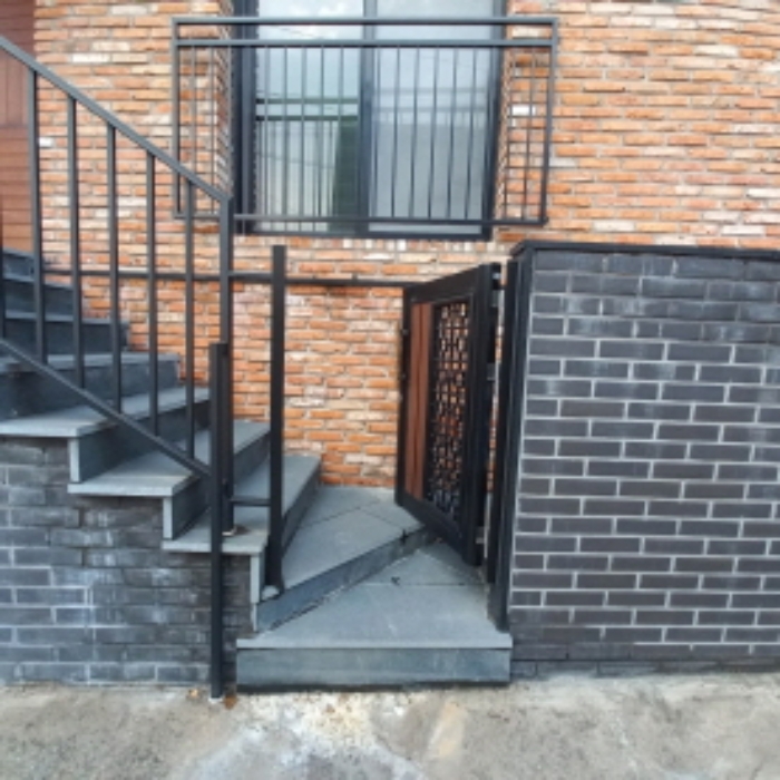 목록 1의 목적물 1층 출입문으로 통하는 계단