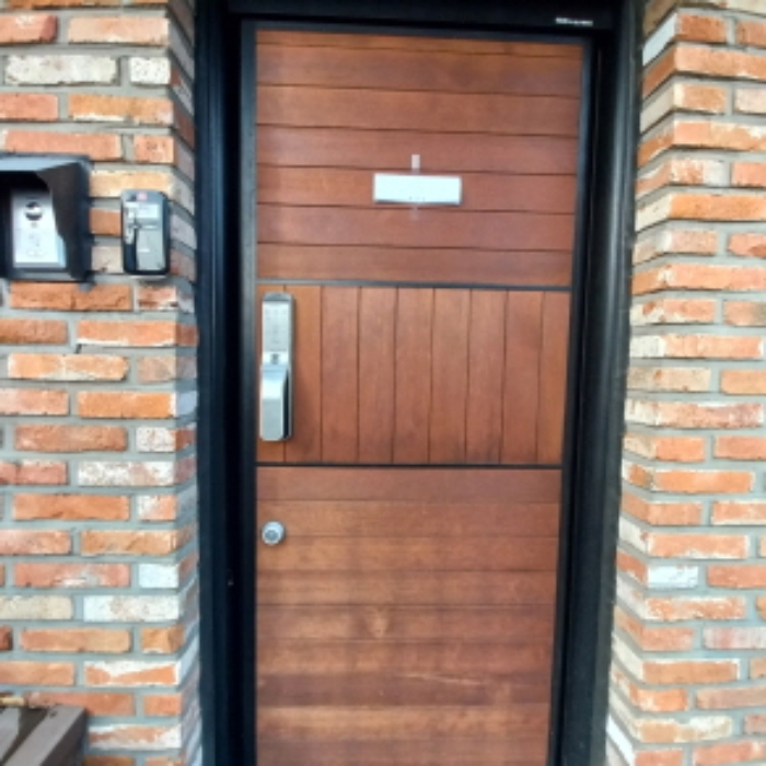 목록 1의 목적물 1층 출입문(안내문 부착)