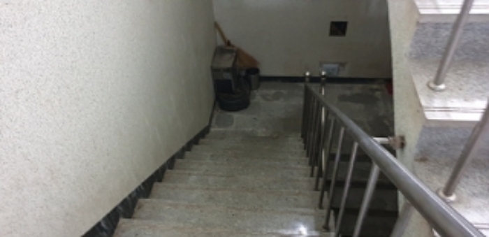 2번 부동산의 지하층 통행계단 모습