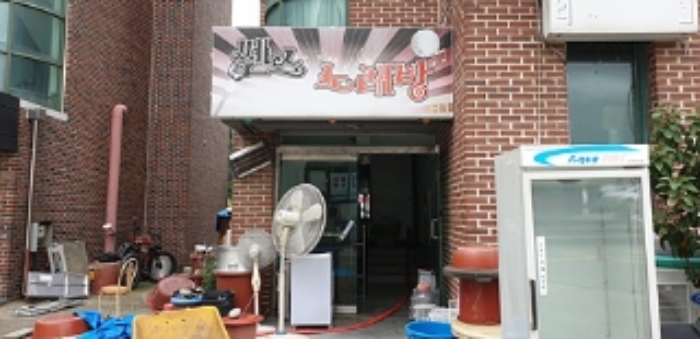 2번 부동산 건물 남쪽에 있는 지하층 입구 및 주변 모습