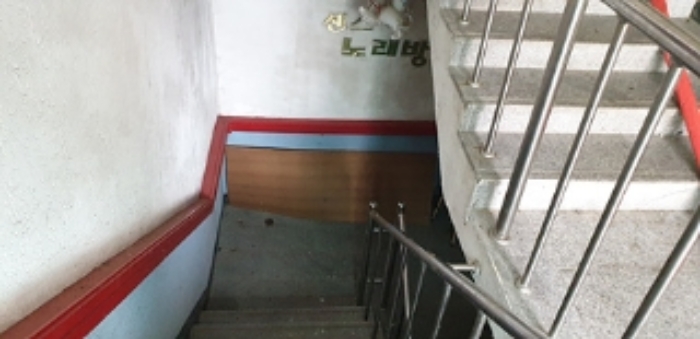 2번 부동산 건물 남쪽부분 지하층 통행게단 모습