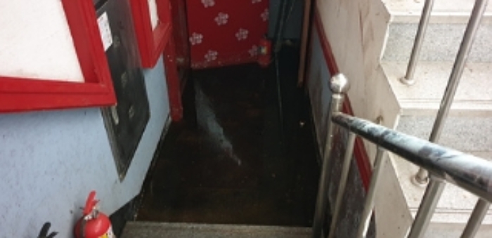 2번 부동산 건물 남쪽 부분 지하층 입구에 침수되어 있는 모습