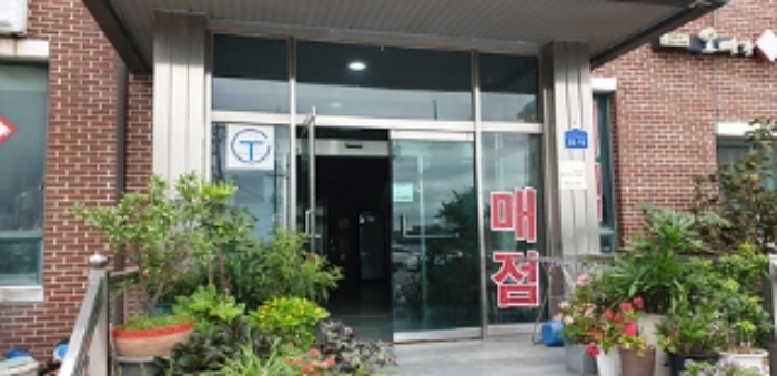 2번 부동산 건물의 주출입구 모습