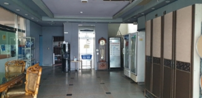 2번 부동산의 1층 내부 로비 모습