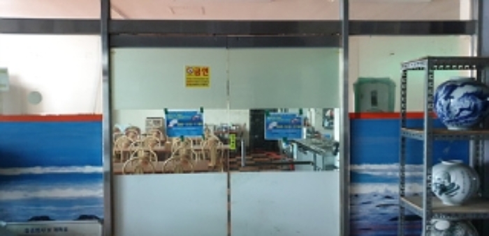 2번 부동산의 1층 남쪽 식당 출입문 및 주변 모습