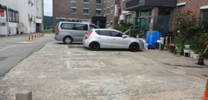 1번 부동산 동쪽 일부 주차장 및 진출도로 모습