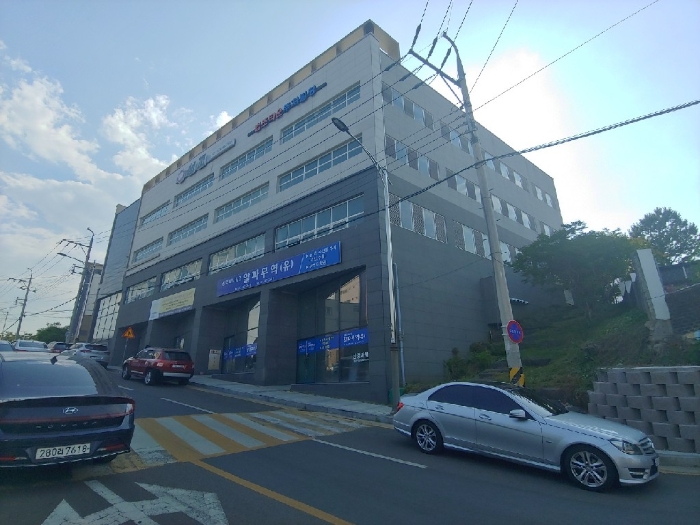 북동측에서 남서측으로