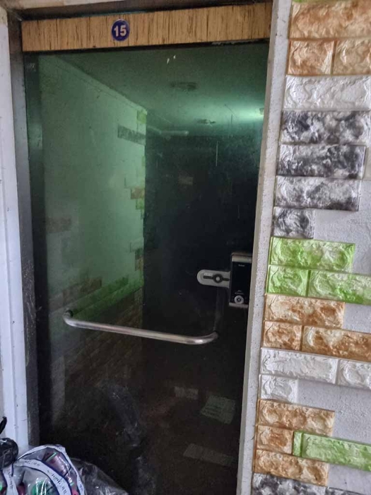 본건 1호실~15실까지 출입문