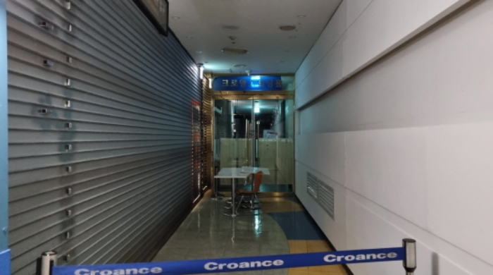 - 6015호, 6018호, 6020호, 6023호, 6024호, 6033호 각 상가 현황 (추정),폐쇄된 출입문쪽 및 우측 판넬쪽