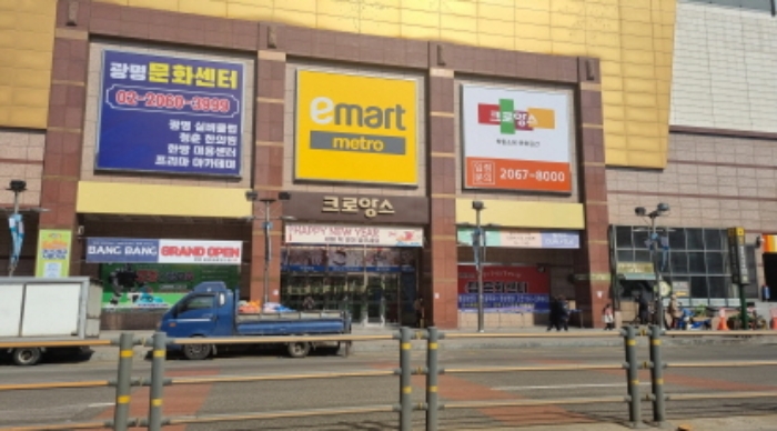 - 1층 정문 출입문