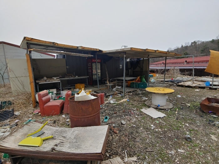 제시외건물㉡ 및 제시외컨테이너 전경