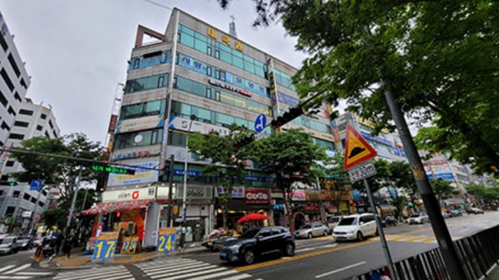 본 건 동 전 경