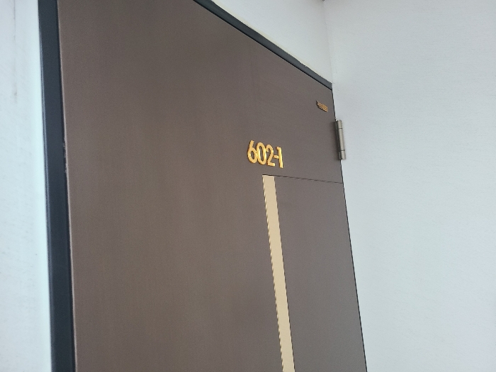 본건 6층 602호를 602-1호로 현관문 번호부착