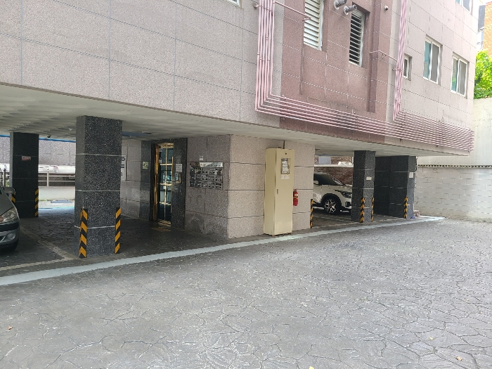 지상 1층 주차장