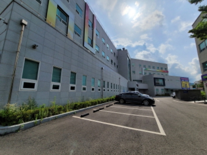 좌측에서 바라본 병원 전면부 전경