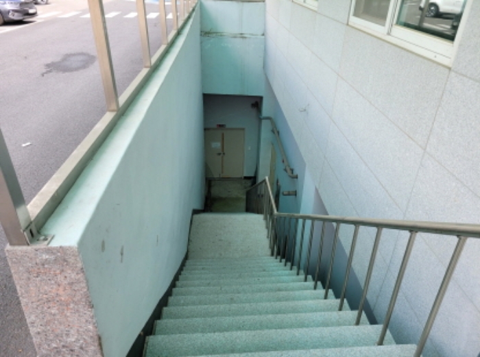 전면부에 소재한 지하 기계실 출입구 사진