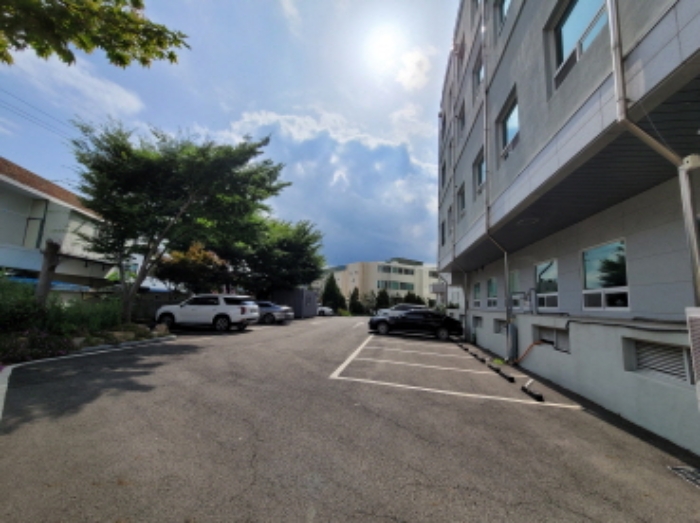 병원 후면부 주차장 전경