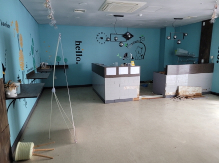 병원 출입구에 상점 소재함.