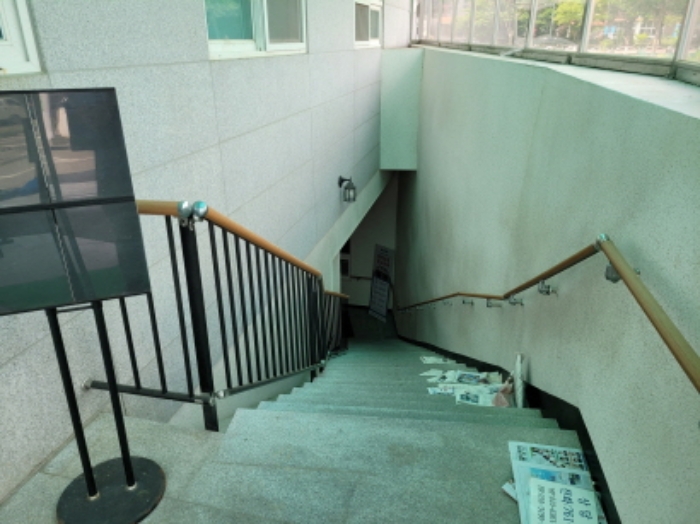 지하 장례식장 출입구 전경