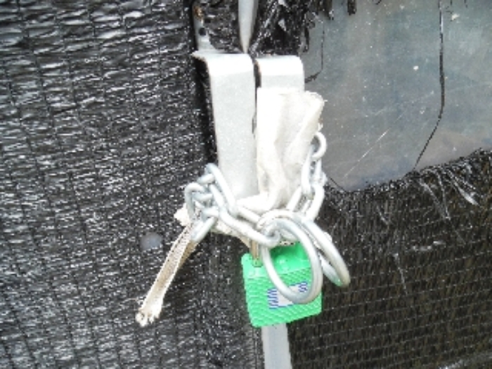 잠금장치가 된 비닐하우스 문