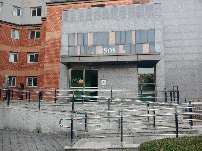 본건 동 출입구