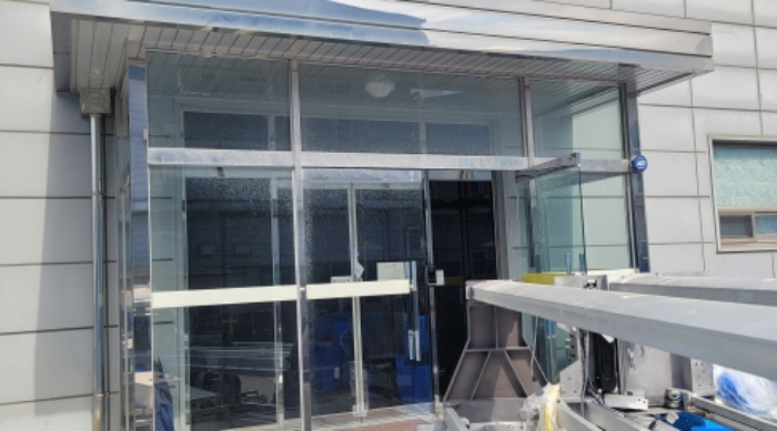 폐문된 공장건물 전면 출입구