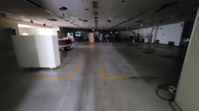 열린 측문으로 들어가서 촬열한 공장건물 내부(공장 내부 중 촬영 가능한 일부분만 촬영)