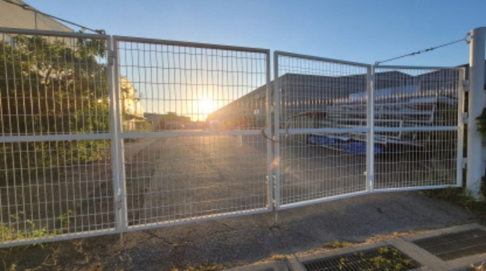 잠겨있는 출입문 밖에서 촬영한 목록 부동산(1회차 방문 시 촬영)