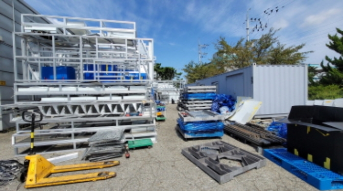 목록 2. 공장용지 한쪽에 적치되된 철제구조물(현장에서 작업하던 자들은 채무자 소유가 아니라고 진술)