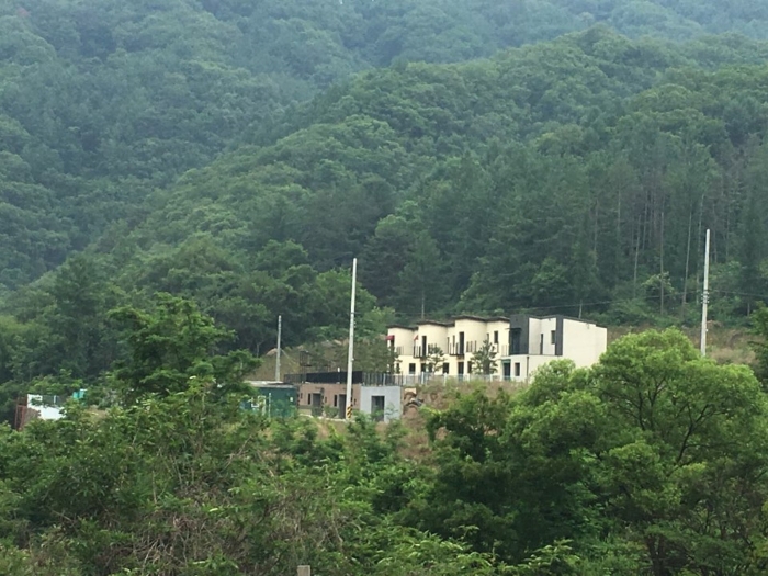 본건 북서측 원거리에서 촬영한 본건 및 주변 전경