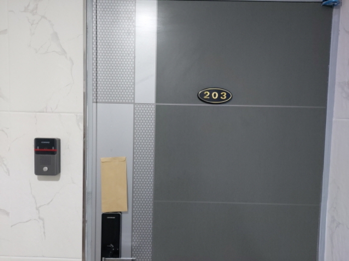 203호 현관문 전경