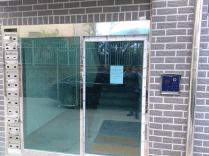 공동 현관문 전경