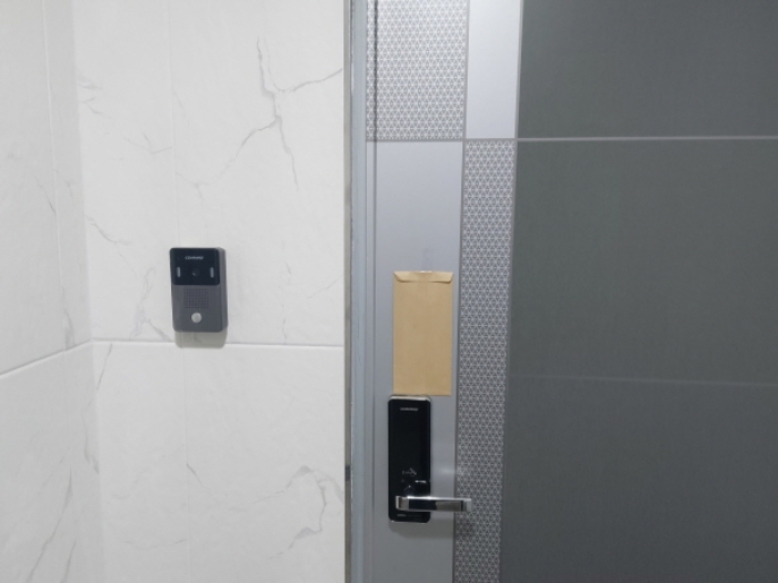 303호 현관문 전경