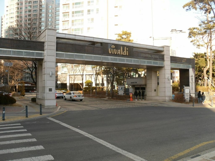 [한빛마을1단지 출입로 전경]