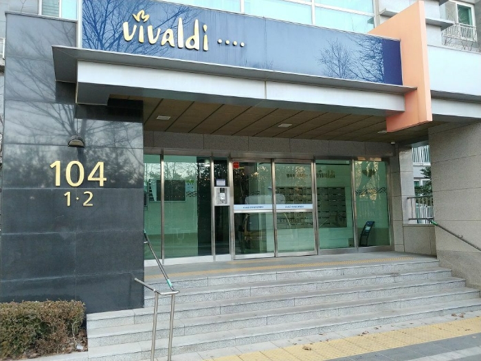 [104동 출입문 전경]