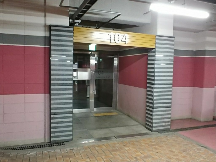 [104동 지하주차장 출입문 전경]