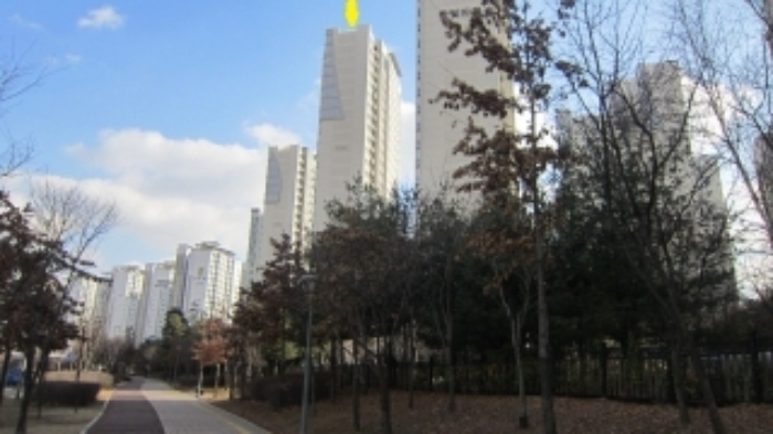 건물동을 포함한 단지 주변을 서북서쪽에서 바라본 전경