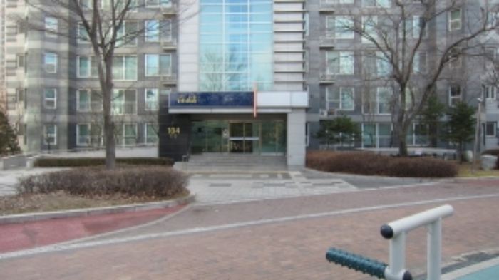 건물동 공동 현관문 출입구 주변 전경