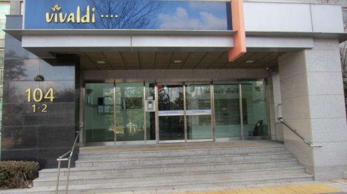 건물동 공동 현관문 출입구 전경.